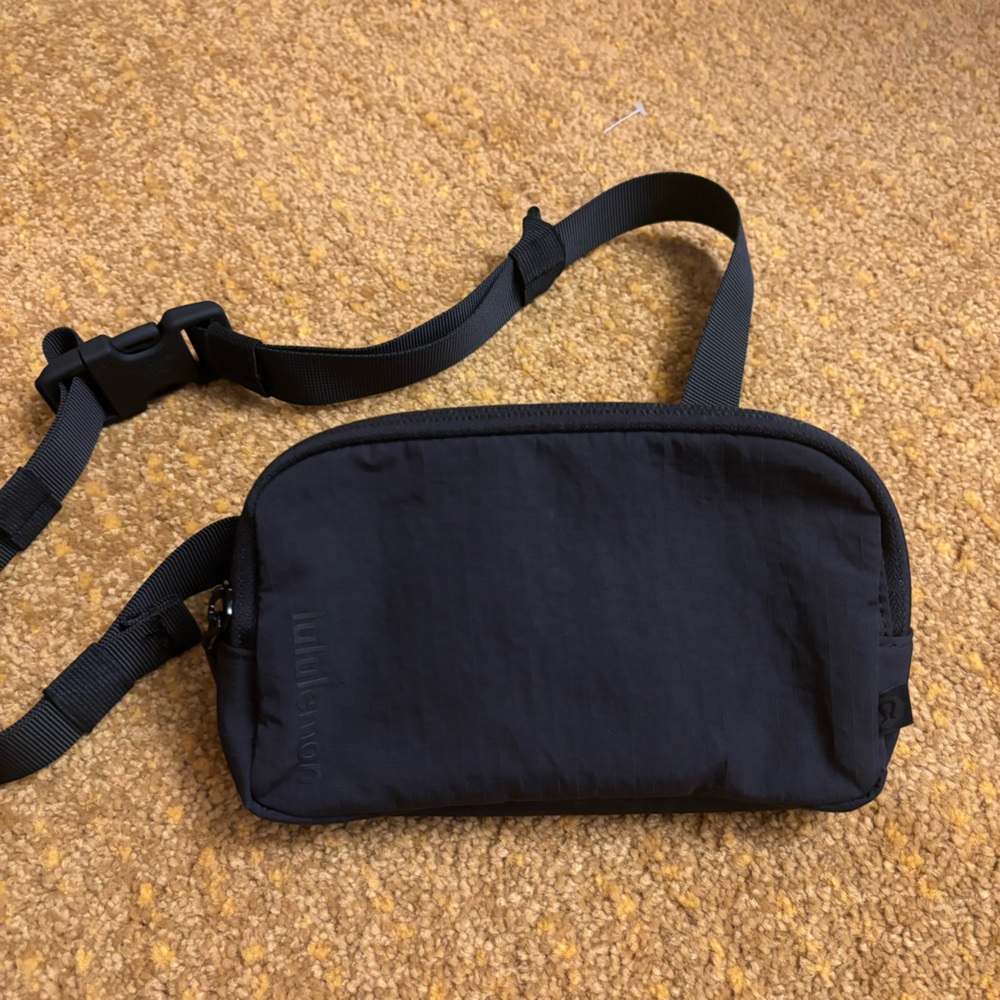 Lululemon Mini Belt Bag - Black (0.7L)